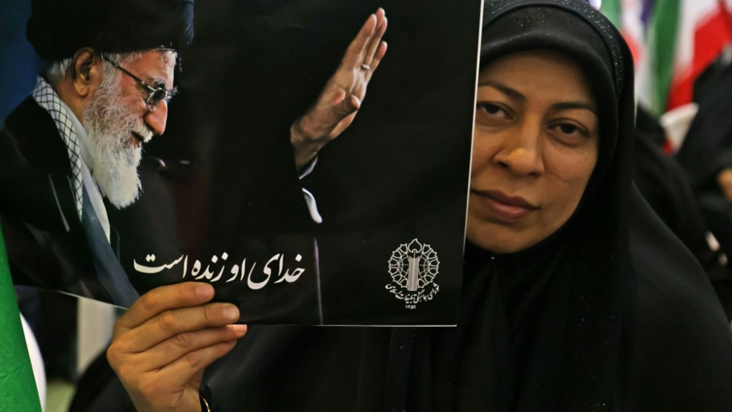 Teheran startet Vorbereitungen für verschobenes Staatsbegräbnis für Chamenei