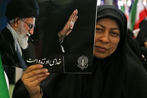 Frau in Teheran mit Foto von getötetem Ali Chamenei
