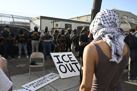 Vor Bundesbeamten der Einwanderungsbehörde ICE haben Demonstrierende ein großes Schild mit der Aufschrift „ICE out“ drapiert. Fo