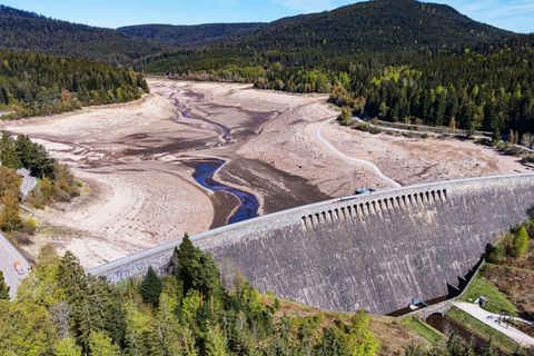 Der Stausee an der Schwarzenbach-Talsperre wird entleert, damit unter anderem an der Staumauer gearbeitet werden kann. (Archivbi