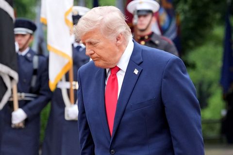Gericht prüft Trumps umstrittenen Vergleich. (Archivbild) Foto: Alex Brandon/AP/dpa