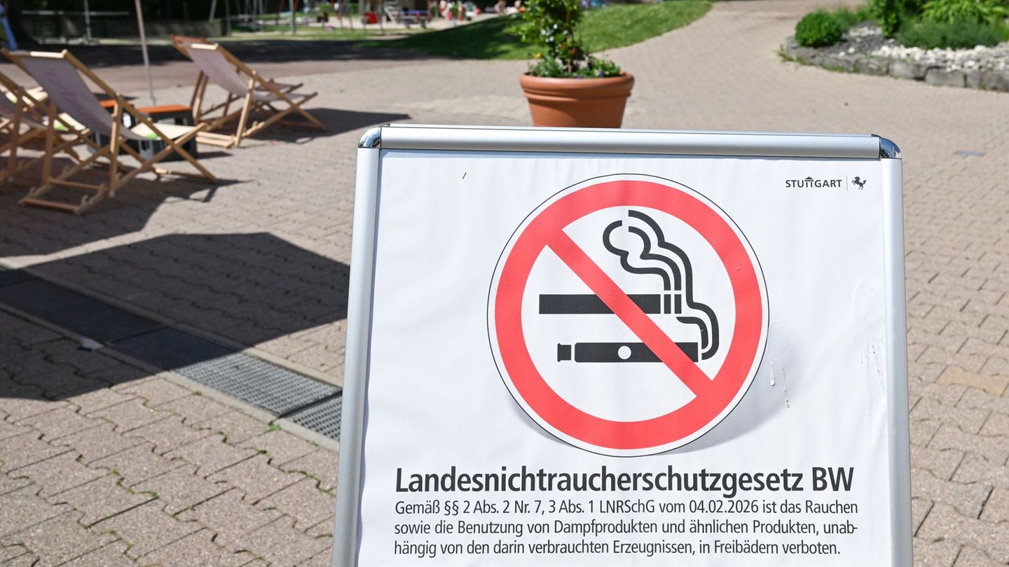 In diesem Freibad wird auf einem großen Plakat auf das Nichtraucherschutzgesetz hingewiesen