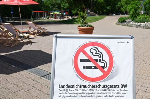 In diesem Freibad wird auf einem großen Plakat auf das Nichtraucherschutzgesetz hingewiesen