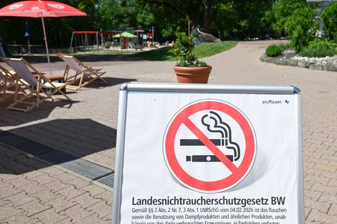 In diesem Freibad wird auf einem großen Plakat auf das Nichtraucherschutzgesetz hingewiesen. Foto: Bernd Weißbrod/dpa