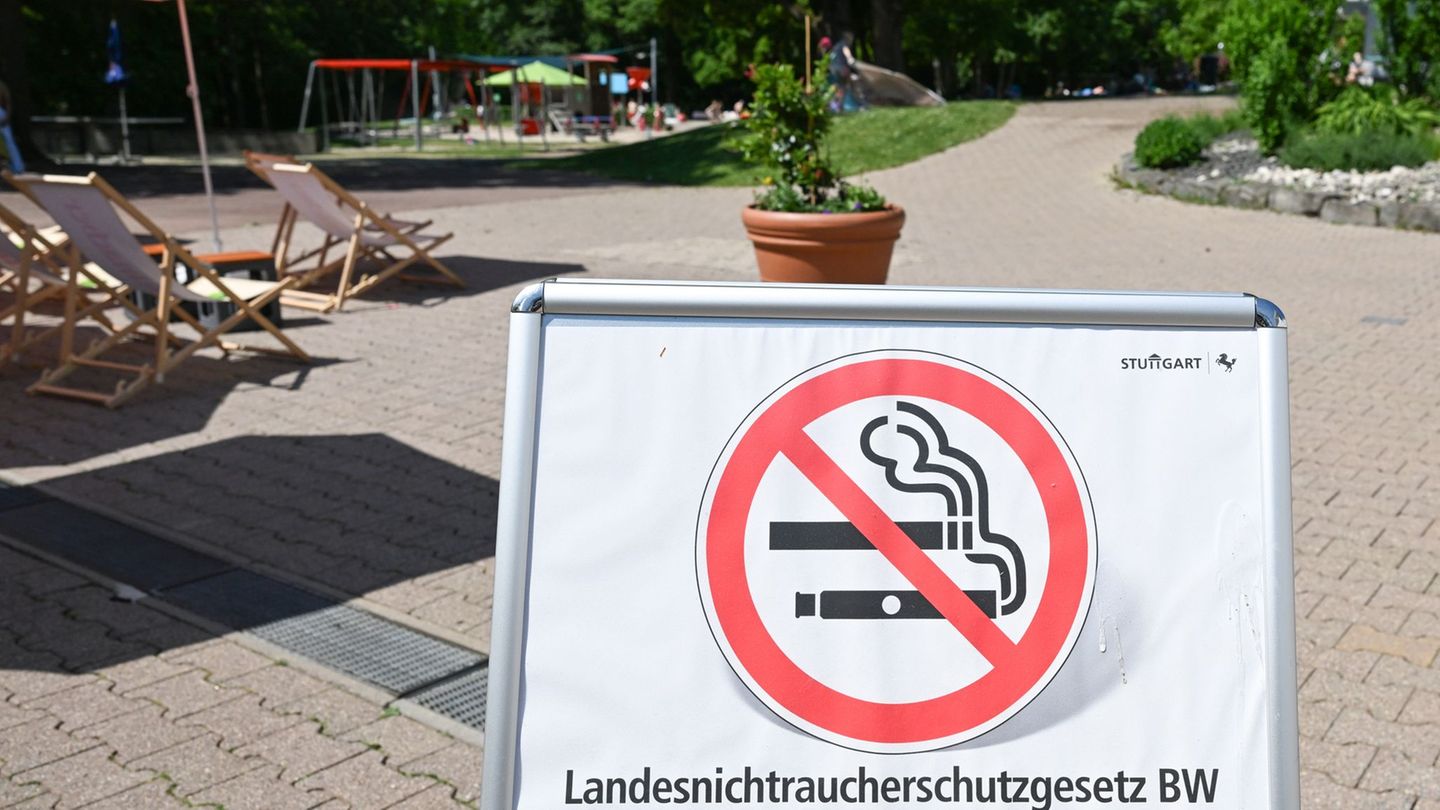 In diesem Freibad wird auf einem großen Plakat auf das Nichtraucherschutzgesetz hingewiesen. Foto: Bernd Weißbrod/dpa