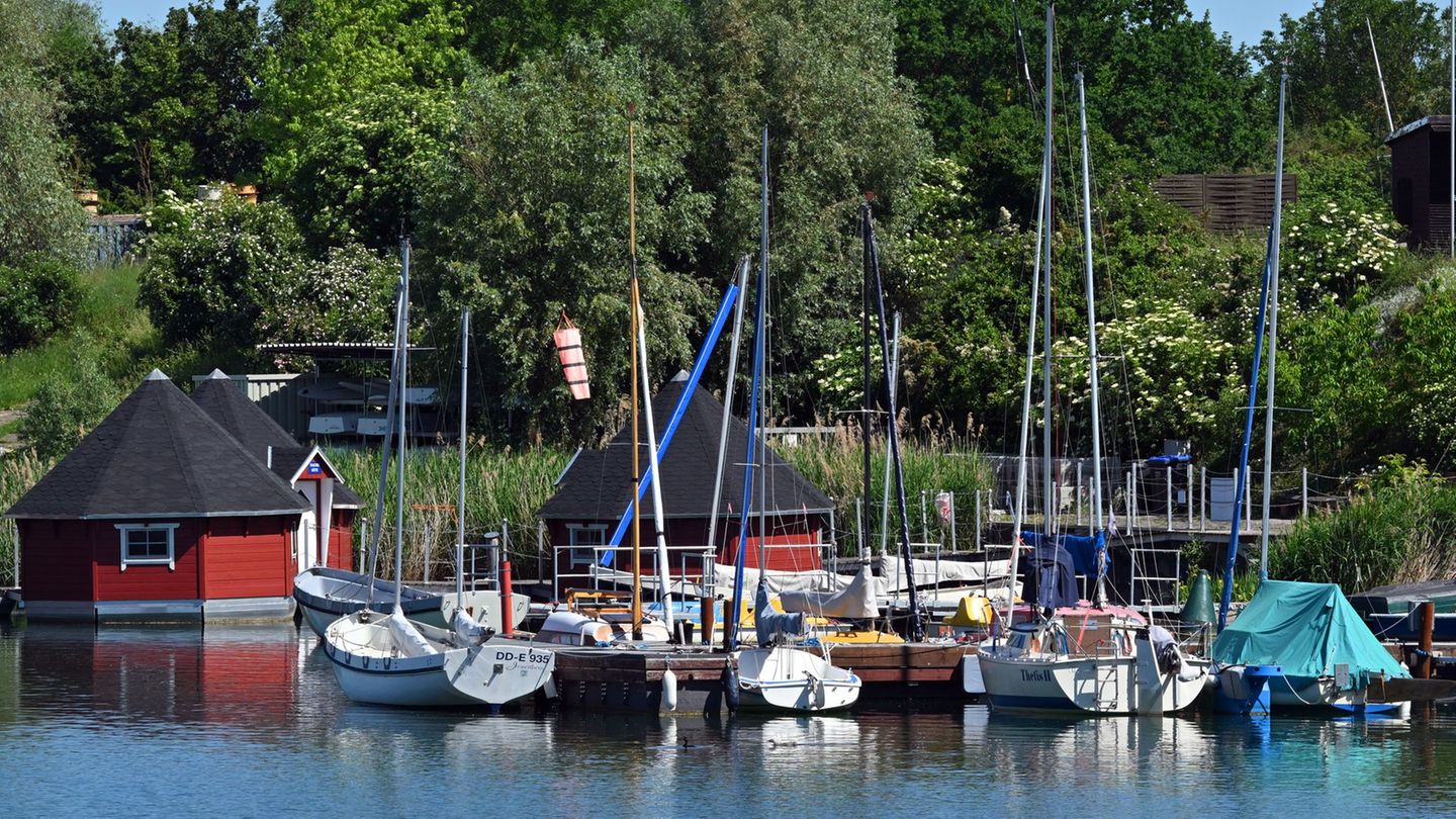 Bootfahren ist etwa auf dem Alperstedter See bei Erfurt möglich. Foto: Martin Schutt/dpa