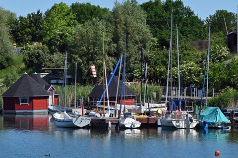 Bootfahren ist etwa auf dem Alperstedter See bei Erfurt möglich. Foto: Martin Schutt/dpa