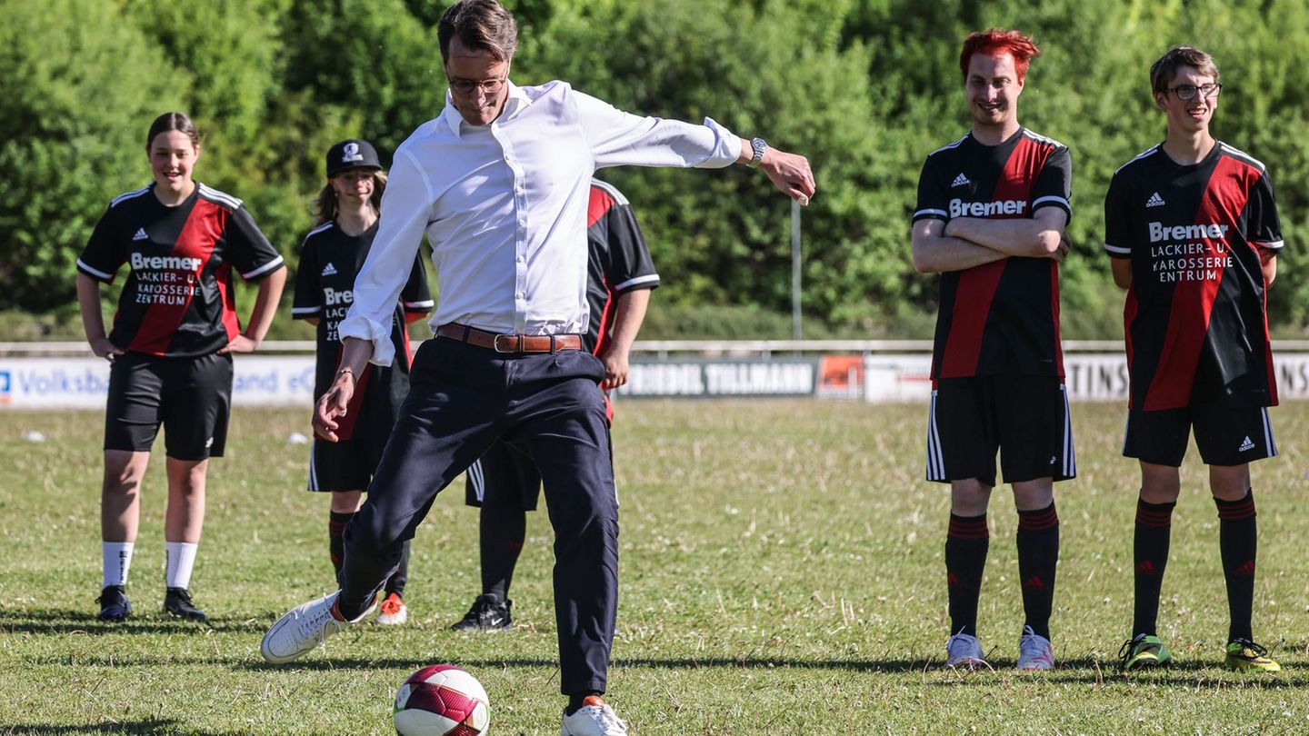 Fußball: Wüst reist nicht zur WM - glaubt aber an den Sieg