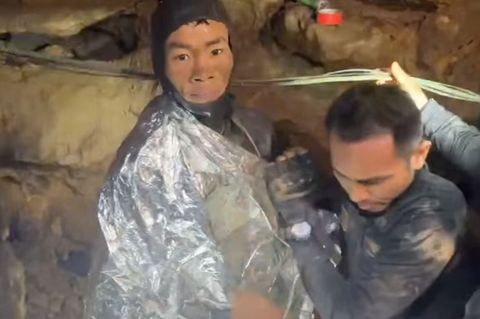 Der erste Goldsucher wurde am Freitagabend geborgen. Foto: -/Metta Tham Rescue Kalasin/AP/dpa