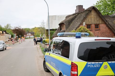 Die Polizei hat nach den Bränden ihre Streifen in Kudensee massiv verstärkt. (Archivbild) Foto: Christian Charisius/dpa