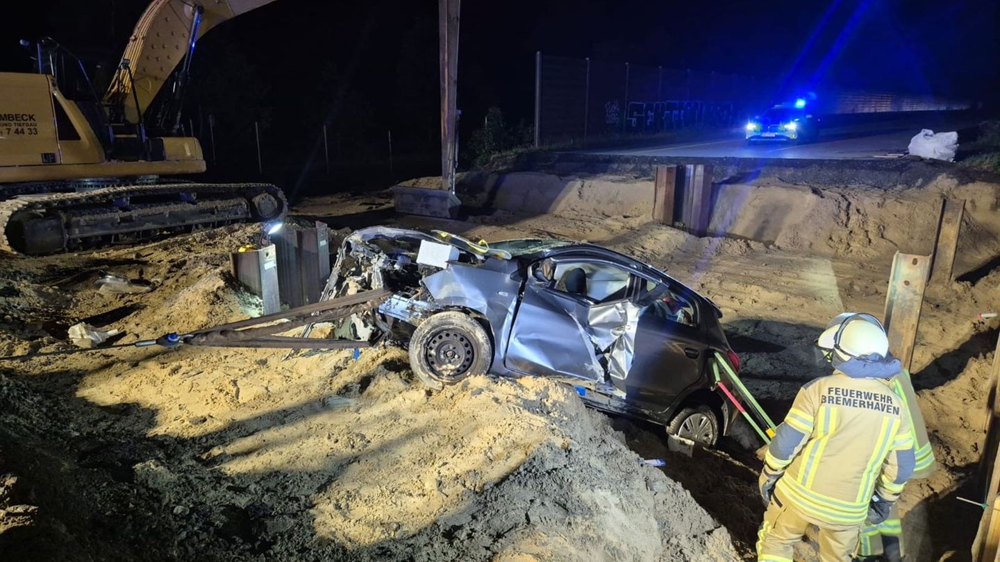 Feuerwehr im Einsatz: Fahrer stürzt auf der Autobahn mit Wagen in Baugrube