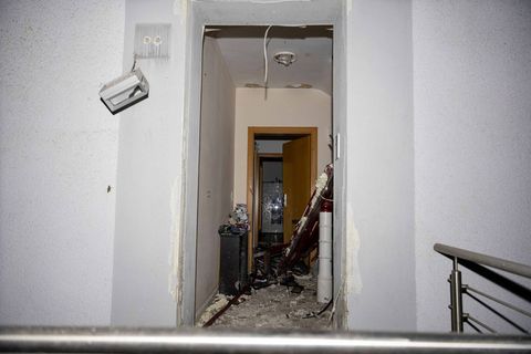Die Eingangstür ist völlig zerstört. Foto: Justin Brosch/dpa