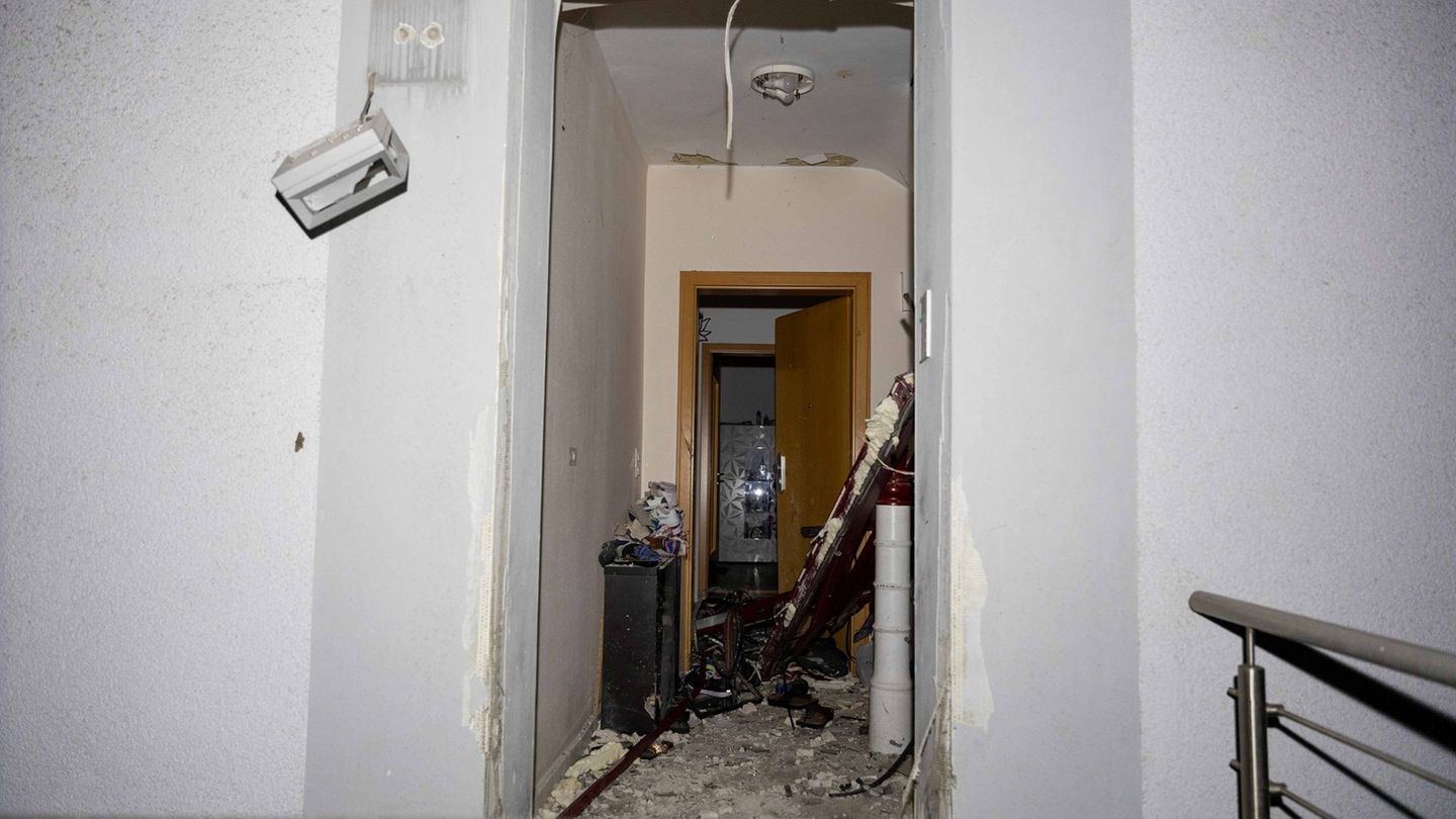 Hauseingang zerstört: Explosion gemeldet – Polizei findet zerstörte Haustür