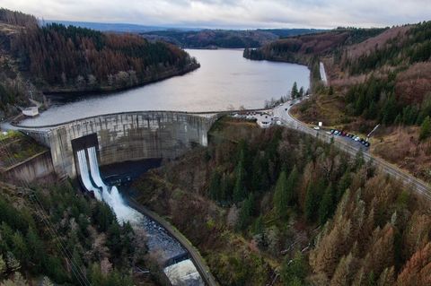 Ein Blick auf die Staumauer der vollen Okertalsperre im Dezember 2023. (Archivbild) Foto: Thomas Schulz/dpa