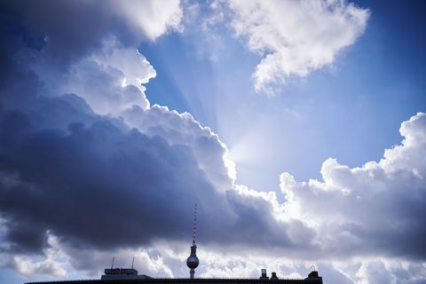Sonne und Wolken wechseln sich am Wochenende in Berlin und Brandenburg ab. (Symbolbild) Foto: Annette Riedl/dpa