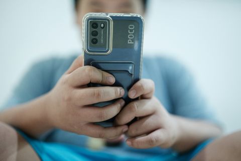 Kind mit Smartphone