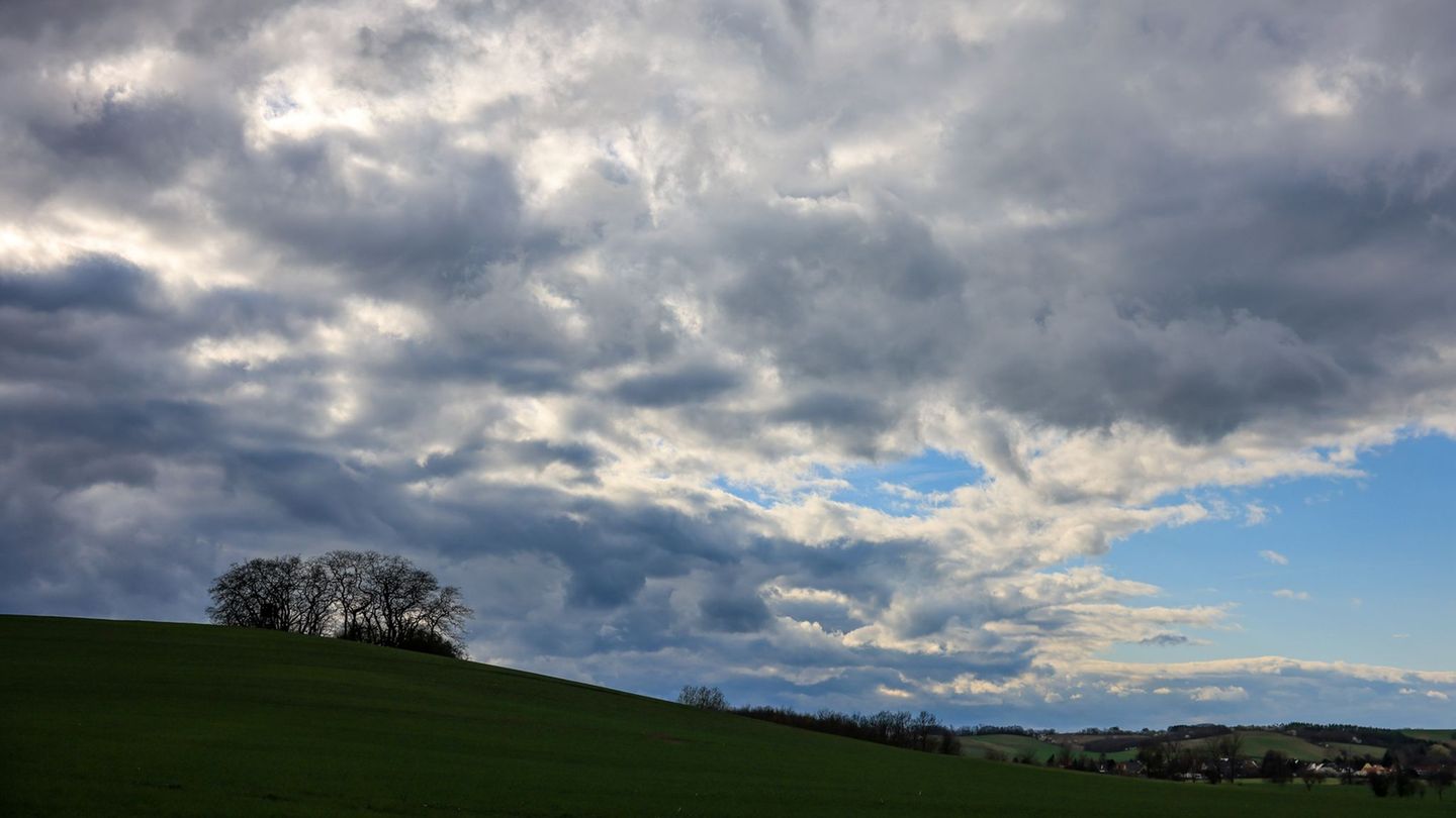 Wetter: Sonnenbrille und Regenschirm: Wechselhaftes Wochenende