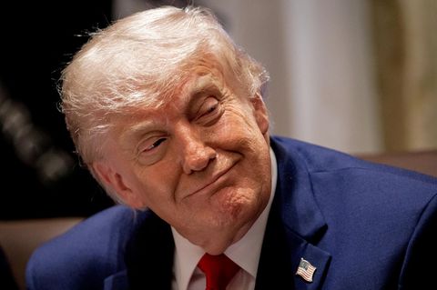 US-Präsident Donald Trump legt den Kopf schräg und lächelt