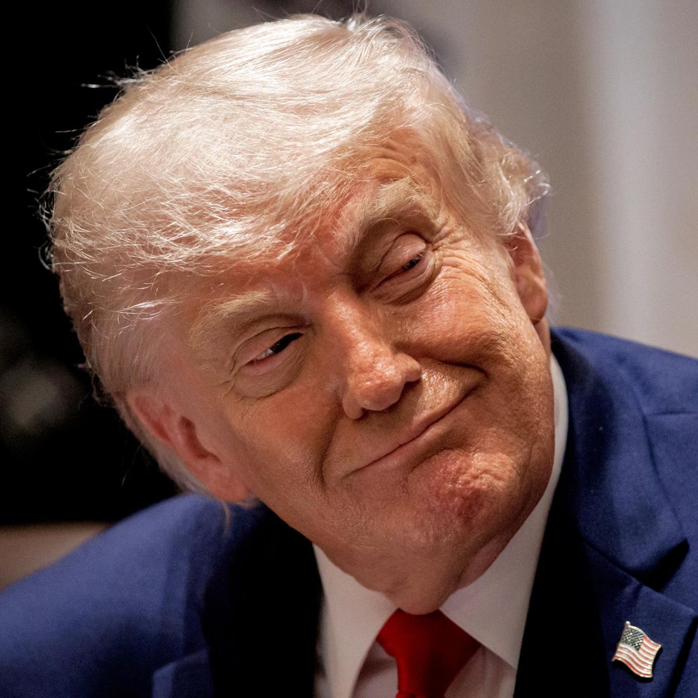 US-Präsident Donald Trump legt den Kopf schräg und lächelt
