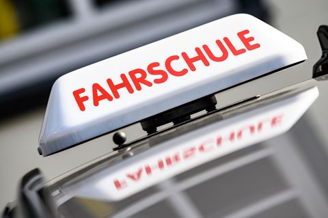 Die Fahrschülerin soll die Pedale verwechselt haben. (Symbolbild) Foto: Swen Pförtner/dpa