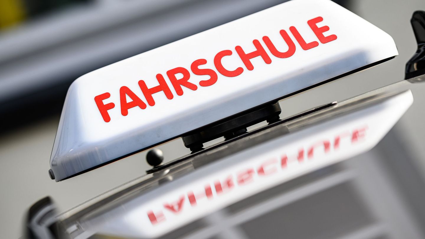 Über Gehweg gefahren: Unfall mit Fahrschule – Radfahrer schwer verletzt