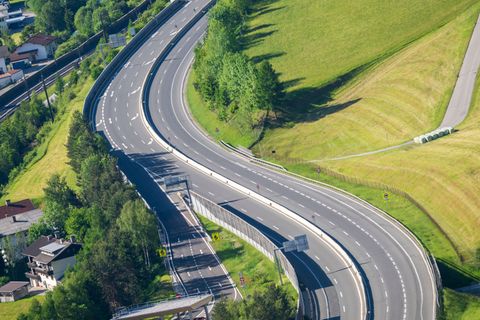 So ruhig wie selten: Die Brennerautobahn ist kurz vor der Sperrung leer. Foto: Peter Kneffel/dpa