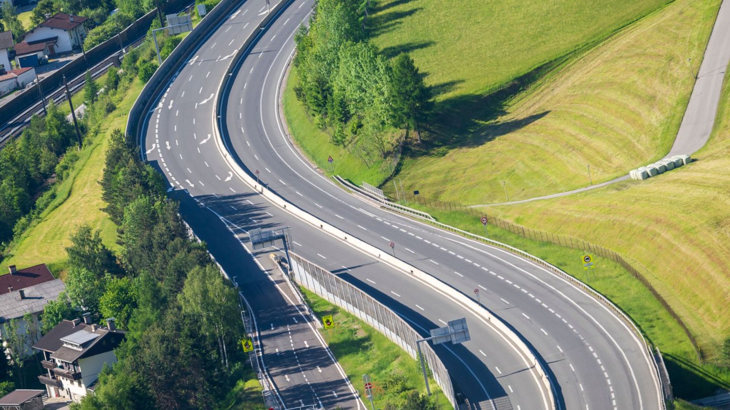 So ruhig wie selten: Die Brennerautobahn ist kurz vor der Sperrung leer. Foto: Peter Kneffel/dpa