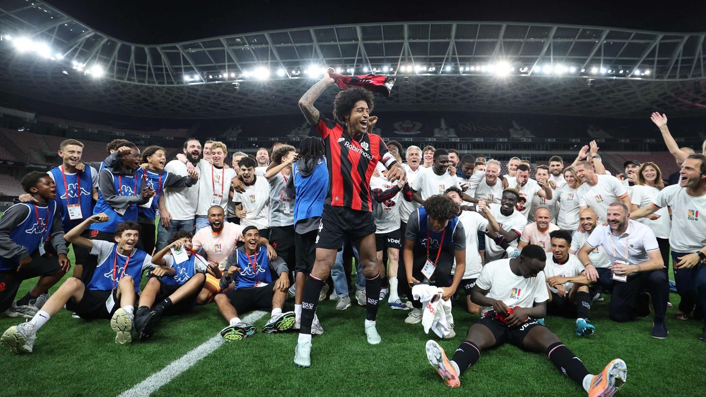 Dante feiert in seinem letzten Spiel als Profi den Klassenerhalt mit Nizza. Foto: Valery Hache/AFP/dpa