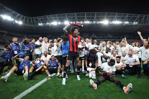 Dante feiert in seinem letzten Spiel als Profi den Klassenerhalt mit Nizza. Foto: Valery Hache/AFP/dpa