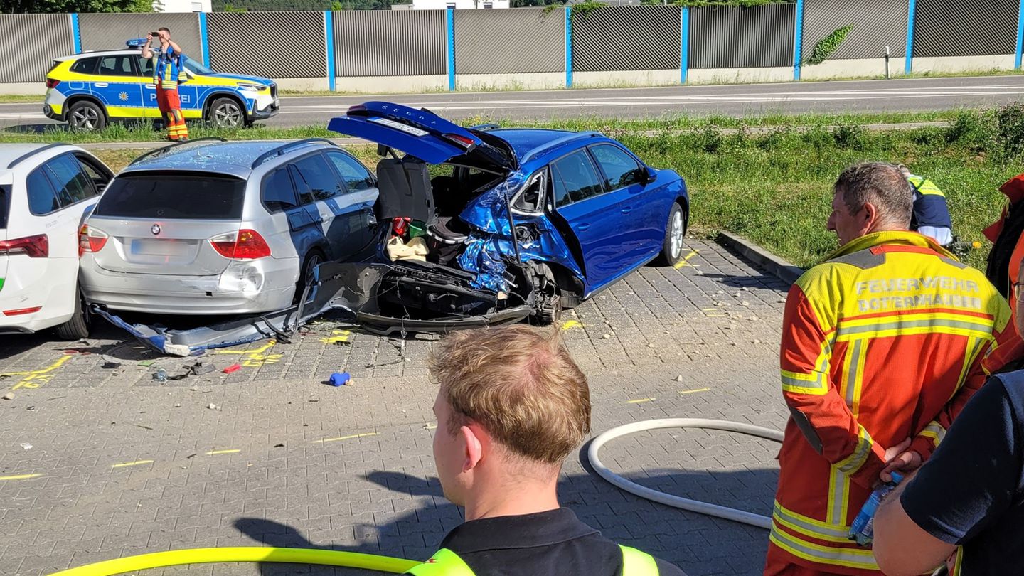 Tödlicher Unfall auf Parkplatz: Auto außer Kontrolle – Fußgänger auf Parkplatz überfahren