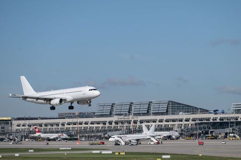 Einige Flüge wurden nach Stuttgart umgeleitet. (Symbolbild) Foto: Marijan Murat/dpa