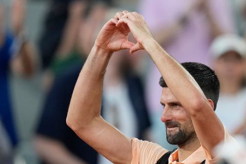 Ein Herzchen für die Fans - war es Novak Djokovics letzter Auftritt in Paris? Foto: Christophe Ena/AP/dpa
