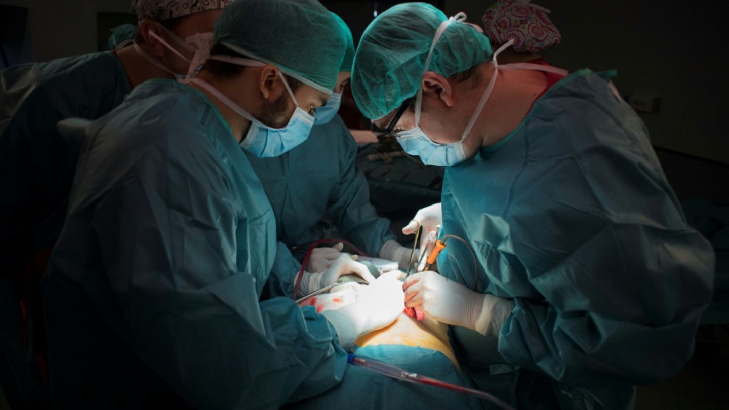 Ärzte im Operationssaal