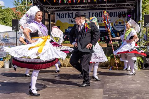 Beim Deutschen Trachtentag in Lübbenau im Spreewald können Brauchtum und traditionelle Kleidung bewundert werden. Foto: Frank Ha