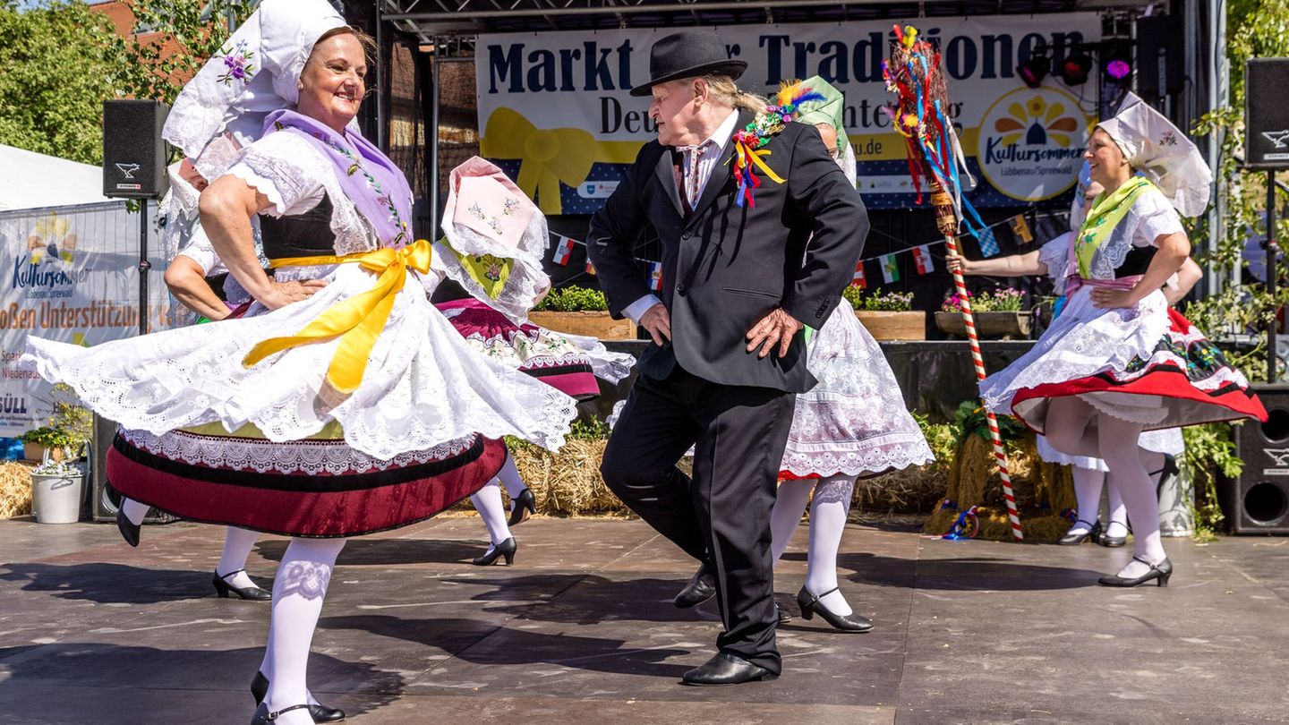 Beim Deutschen Trachtentag in Lübbenau im Spreewald können Brauchtum und traditionelle Kleidung bewundert werden. Foto: Frank Ha