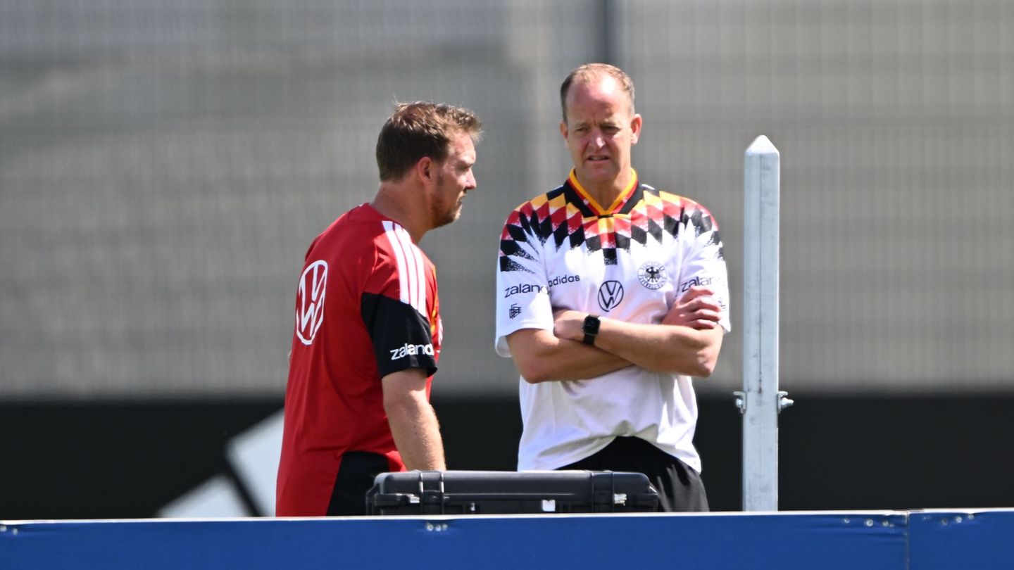 Bundestrainer Julian Nagelsmann (l) mit Teamarzt Jochen Hahne. Foto: Federico Gambarini/dpa
