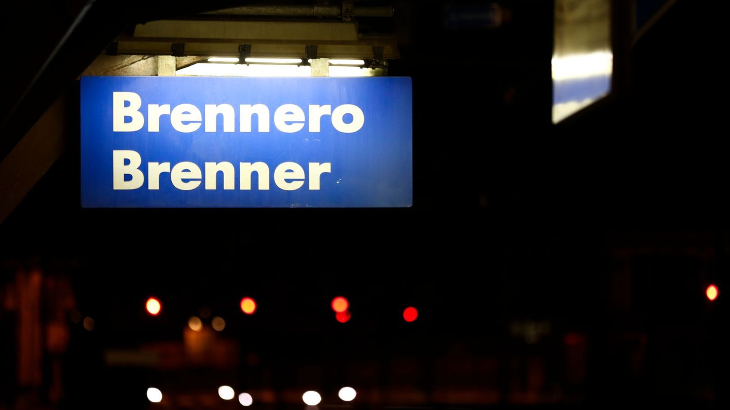 Auf der Bahnstrecke gibt es Verspätungen. (Archivbild) Foto: Matthias Schrader/AP/dpa