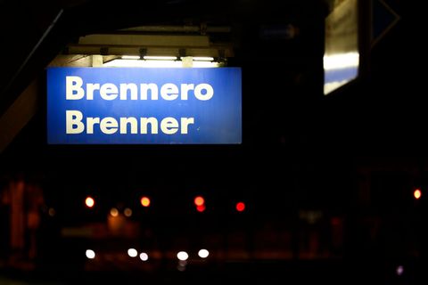 Auf der Bahnstrecke gibt es Verspätungen. (Archivbild) Foto: Matthias Schrader/AP/dpa