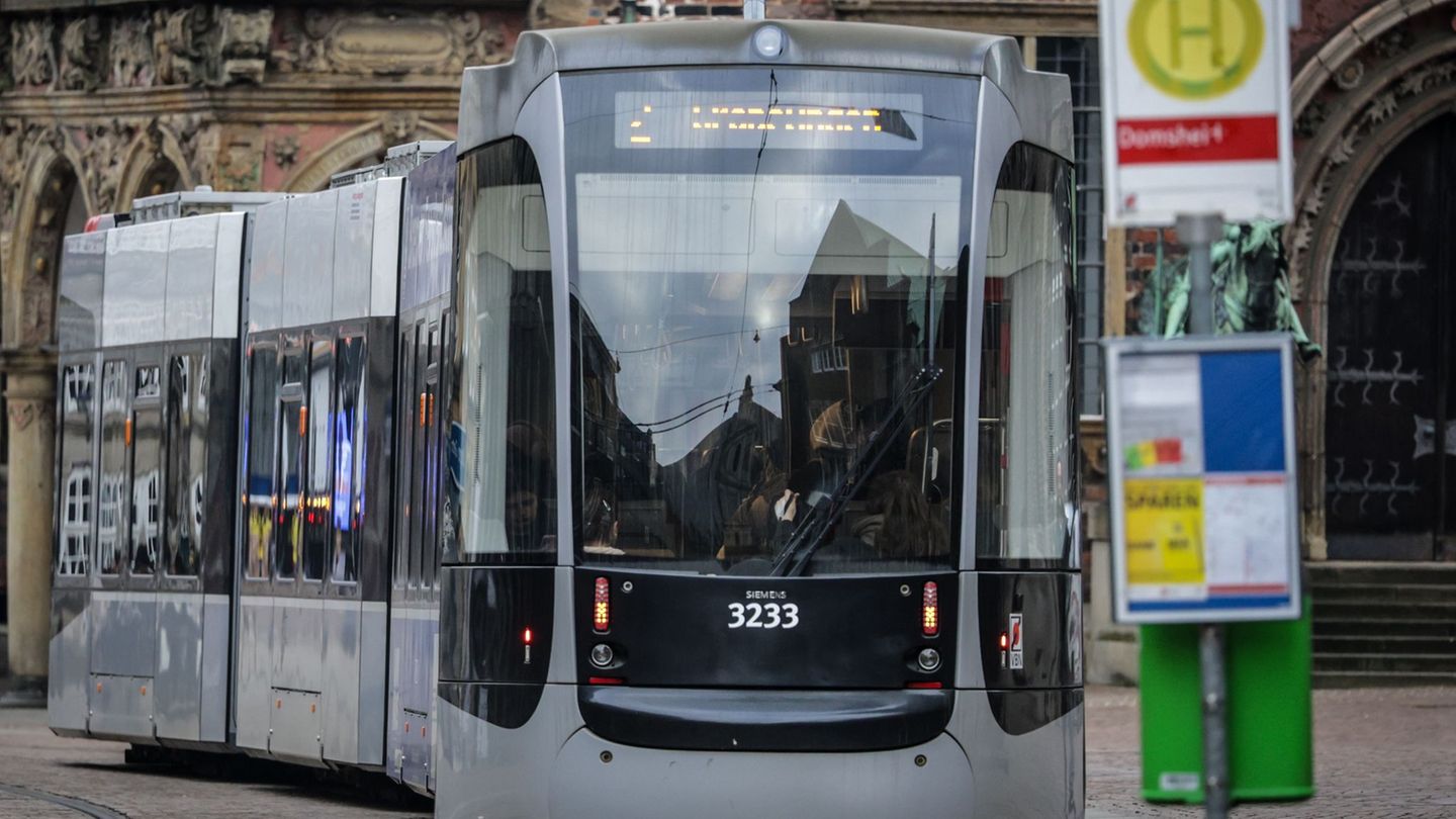 In einer Straßenbahn in Bremen wurde Pfefferspray versprüht. (Symbolbild) Foto: Focke Strangmann/dpa