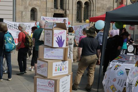 Im thüringischen Saalfeld hatten die Omas gegen Rechts zu einer Demonstration gegen die Wahl eines AfD-Landrates aufgerufen. Fot