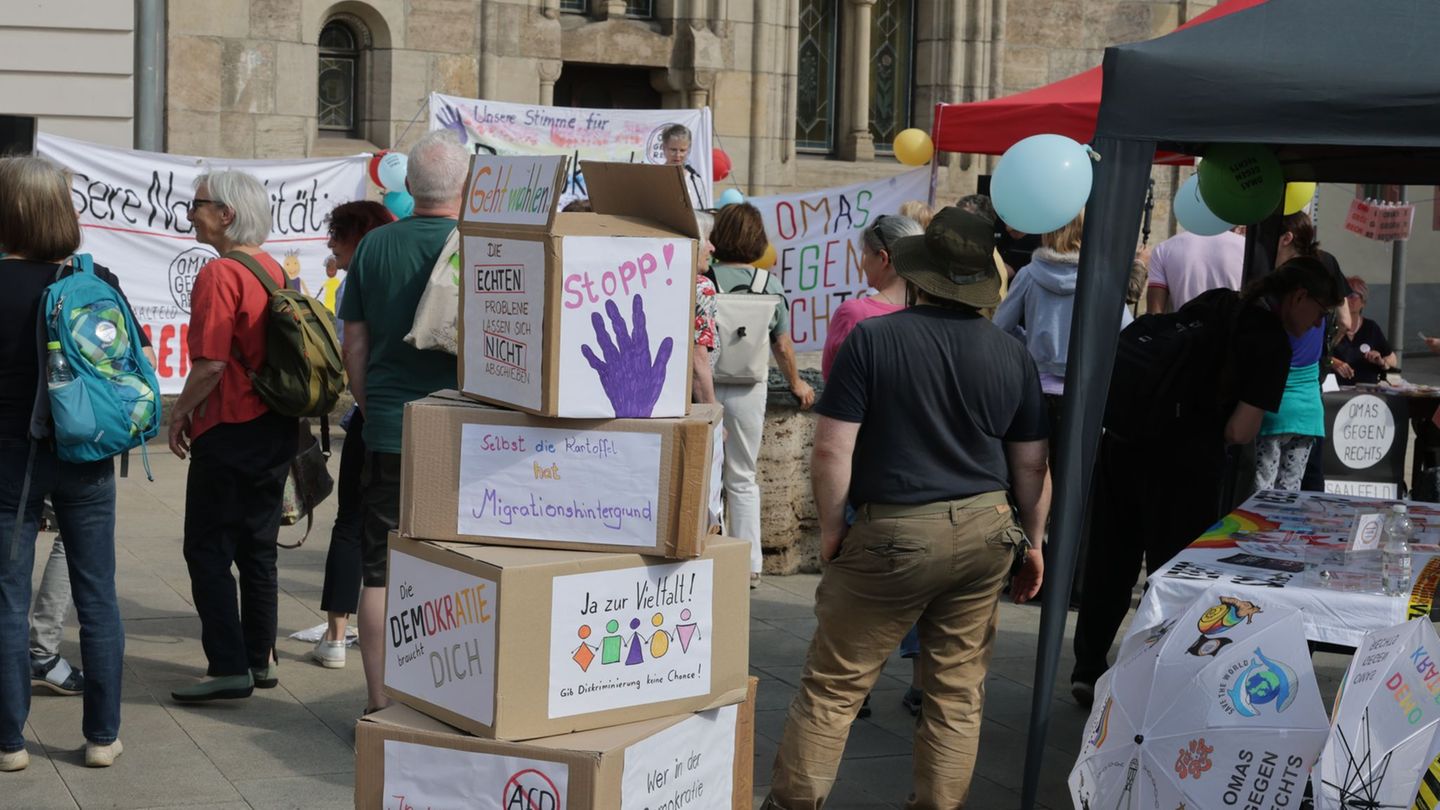 Im thüringischen Saalfeld hatten die Omas gegen Rechts zu einer Demonstration gegen die Wahl eines AfD-Landrates aufgerufen. Fot