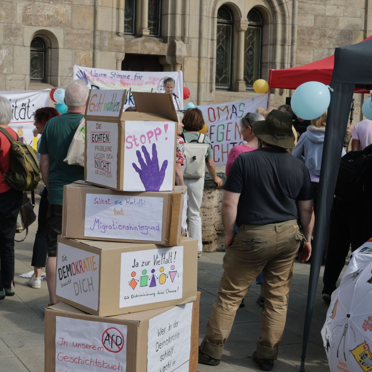 Im thüringischen Saalfeld hatten die Omas gegen Rechts zu einer Demonstration gegen die Wahl eines AfD-Landrates aufgerufen. Fot