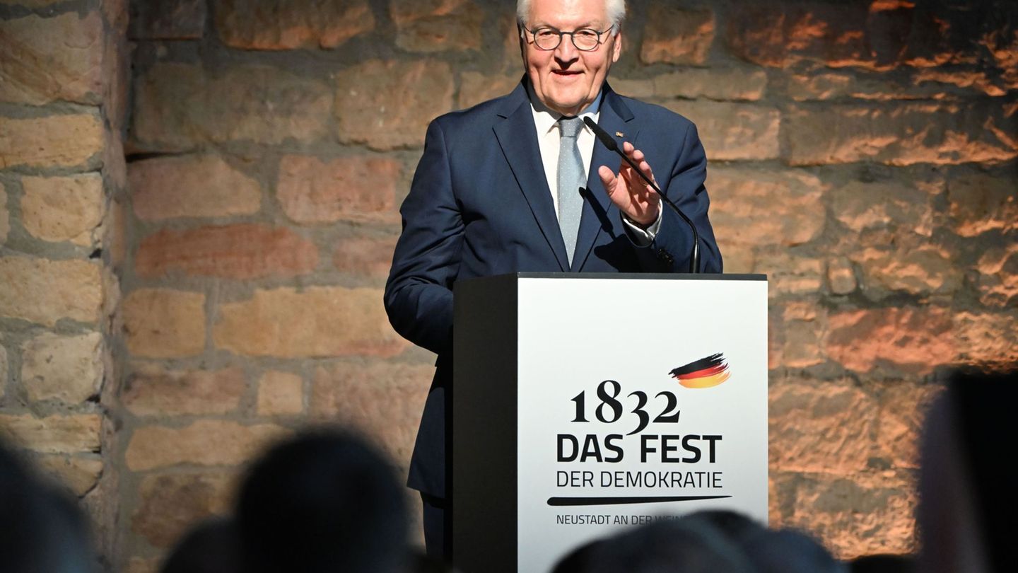 In Neustadt hat Steinmeier im Hambacher Schloss am 29. Mai den Freiheitspreis verliehen. (Archivbild) Foto: Uli Deck/dpa