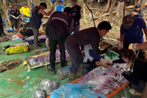 Die Goldsucher wurden auf Tragen abtransportiert. Foto: Uncredited/Association Of Volunteers For Lao People/AP/dpa