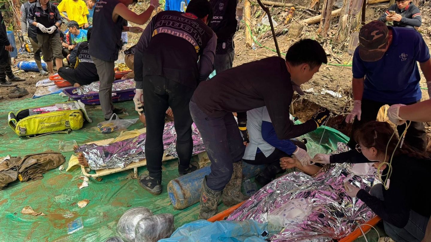 Die Goldsucher wurden auf Tragen abtransportiert. Foto: Uncredited/Association Of Volunteers For Lao People/AP/dpa