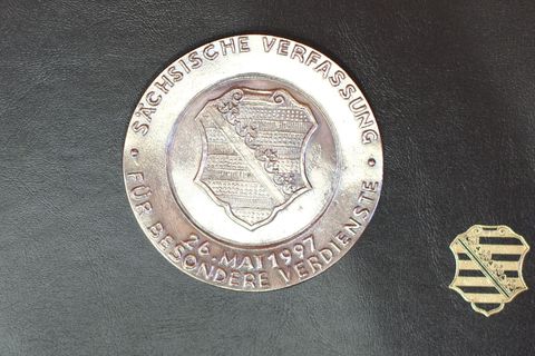 1997 gestiftet wurden bisher mehr als 200 engagierte Bürgerinnen und Bürger in Sachsen mit der Verfassungsmedaille aus Silber ge