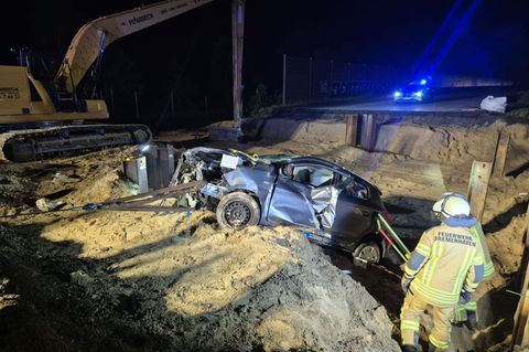 Feuerwehrleute sichern den Wagen und befreien den Fahrer. Foto: Feuerwehr Bremerhaven/dpa
