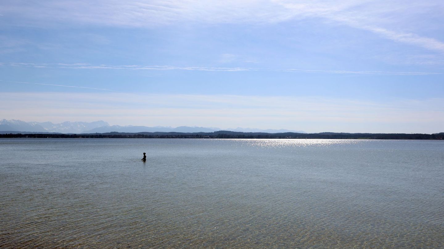 Die Frau wurde aus dem Starnberger See gerettet. (Symbolbild) Foto: Karl-Josef Hildenbrand/dpa