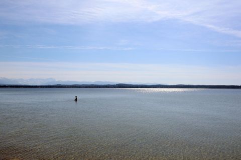 Die Frau wurde aus dem Starnberger See gerettet. (Symbolbild) Foto: Karl-Josef Hildenbrand/dpa