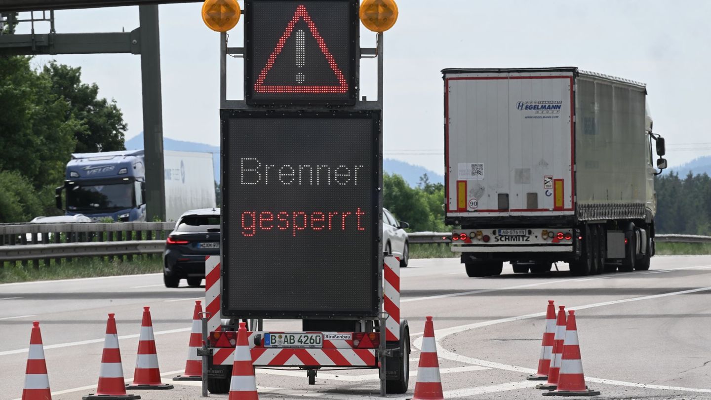 Lastwagen mussten an der Grenze umdrehen. Foto: Felix Hörhager/dpa